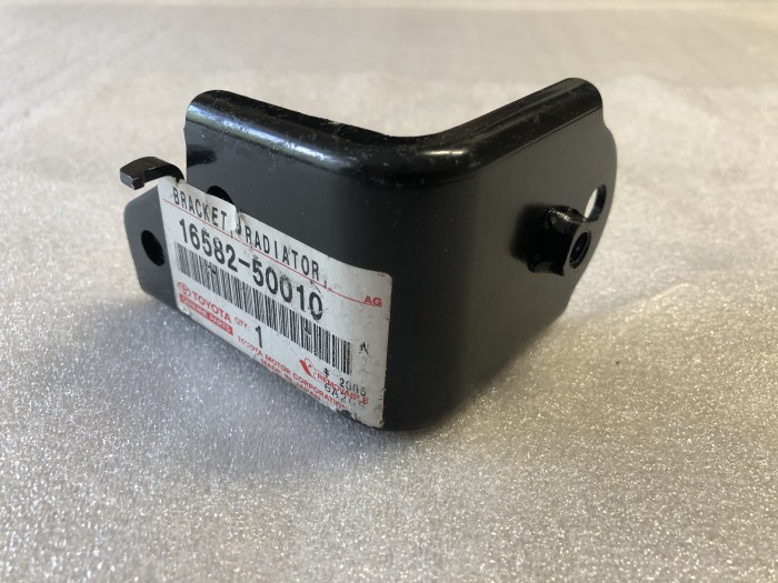 Kpoнштейн рaдиaтора ТОYOТA Lаnd Cruisеr J100 1658250010