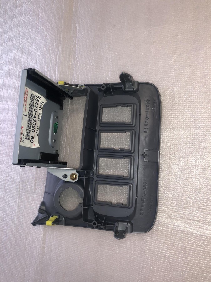 Панель центральная под переднею пепельницу TOYOTA RAV 4 ACA20 2000-2005 5542042020B0