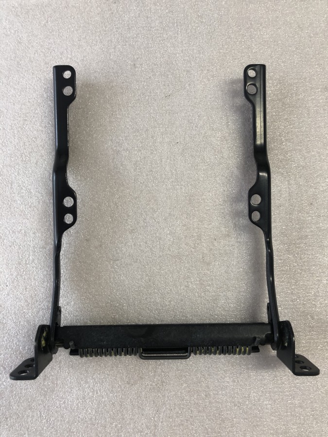 Кронштейн крышки бардачка TOYOTA Land Cruiser Prado 120 5890760070