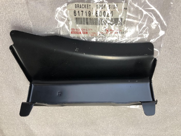 Кронштейн крыла правый TOYOTA Land Cruiser 100 Lexus LX470 6171960020