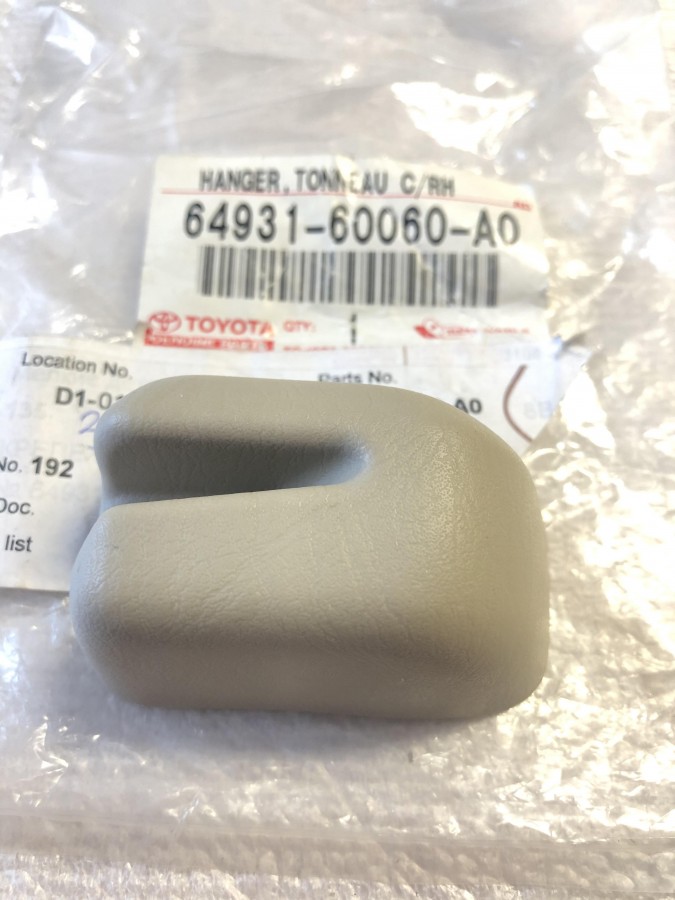 Крепление шторки багажника TOYOTA Land Cruiser Prado 120 6493160060A0 новое оригинальное, в наличии на нашем складе