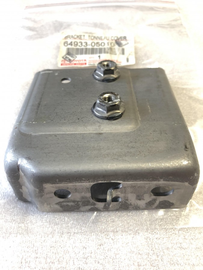 Кронштейн шторки TOYOTA Avensis T250 6493305010 новый оригинальный, в наличии на нашем складе