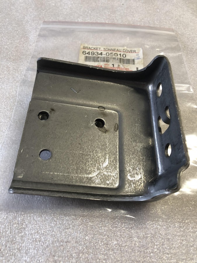 Кронштейн шторки TOYOTA Avensis T250 6493405010 новый оригинальный, в наличии на нашем складе