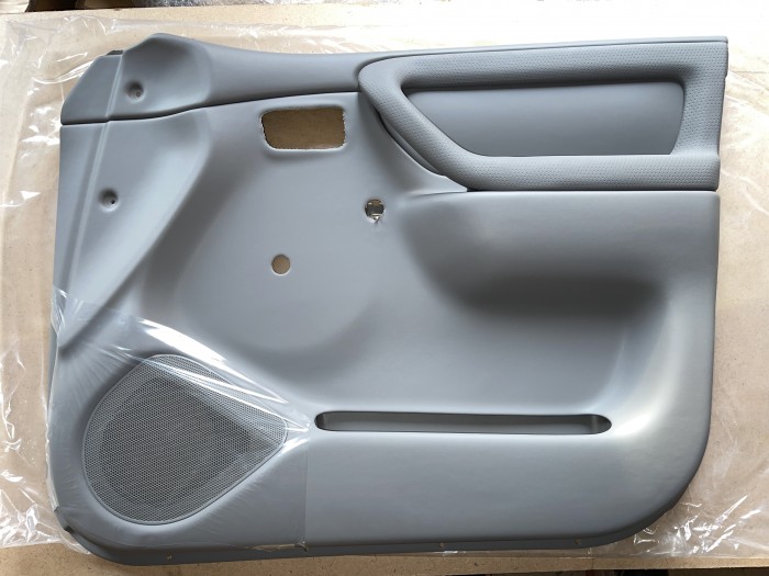 Обшивка передней правой двери TOYOTA Land Cruiser 105 6761060880B2