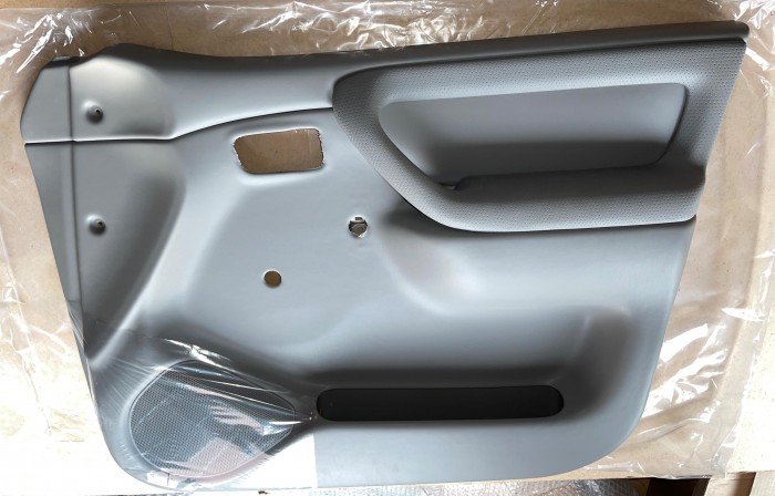 Обшивка передней правой двери TOYOTA Land Cruiser 105 6761060880B2