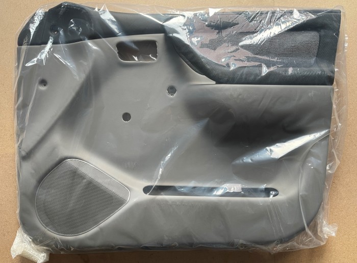 Обшивка передней правой двери TOYOTA LC105 6761060891B1