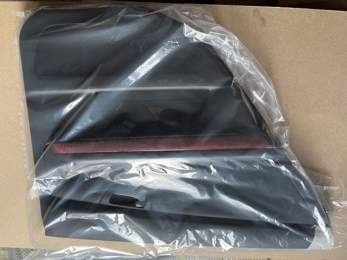 Обшивка двери задней левой Lexus RX300 6764048240C1