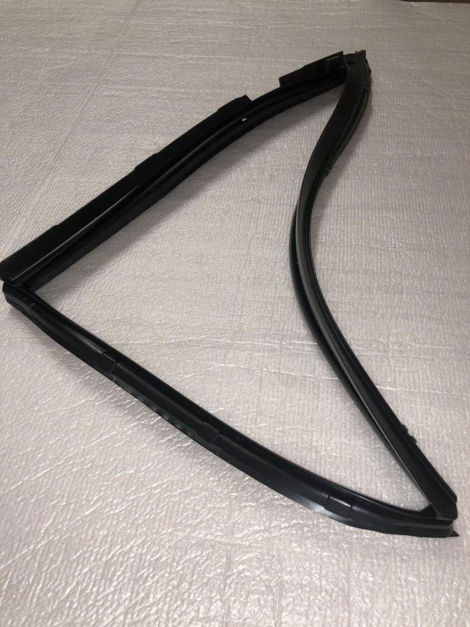 Уплотнитель стекла двери TOYOTA CAMRY V40 2006-2011 6818933040