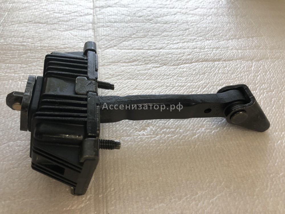 Ограничитель хода задней двери TOYOTA Avensis T25 6863005040