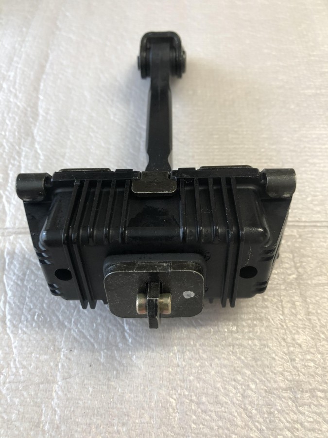 Ограничитель хода задней двери TOYOTA Avensis T25 6863005040