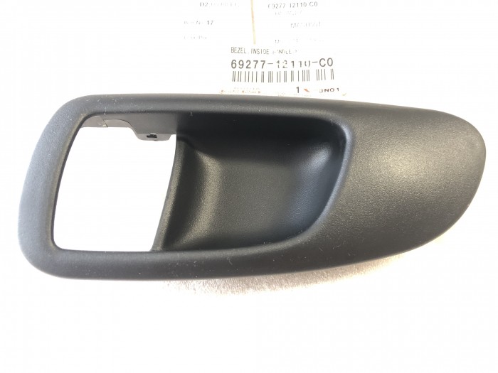 Накладка ручки передней правой двери TOYOTA Corolla E100 6927712110C0