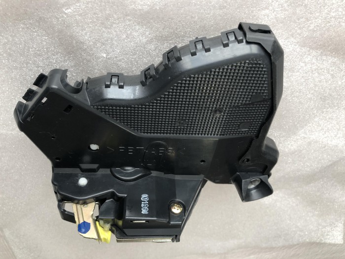 Замок передней левой двери TOYOTA COROLLA E120 6932002091