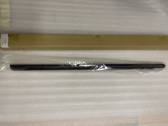 Молдинг (бархотка) окна передней правой двери TOYOTA AVENSIS AT220 7571005020