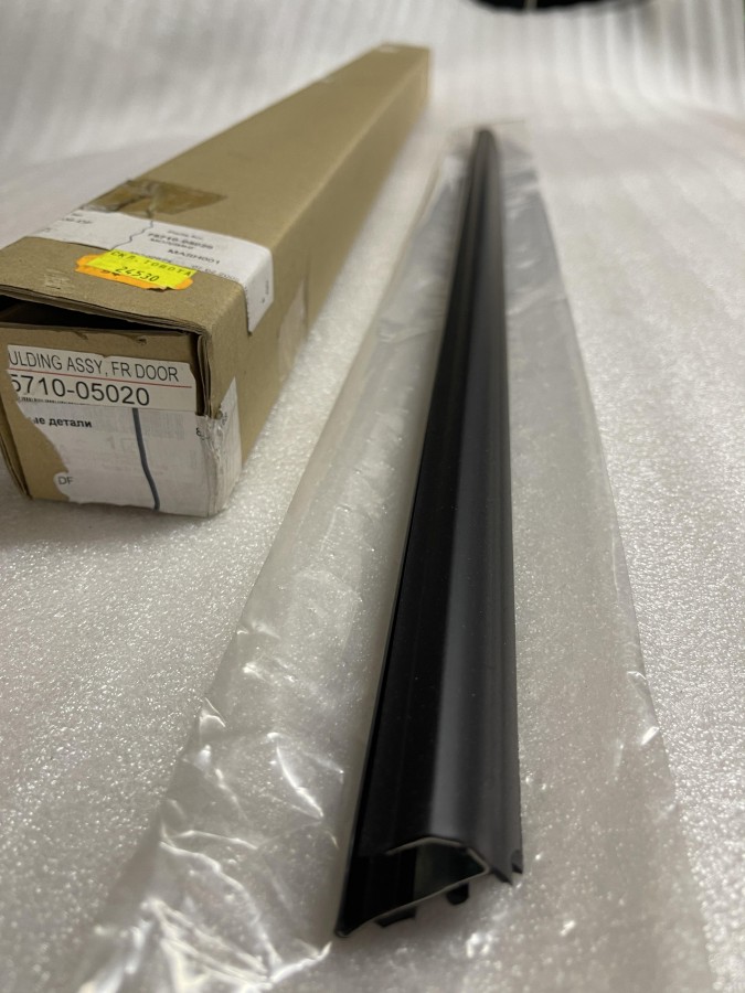 Молдинг (бархотка) окна передней правой двери TOYOTA AVENSIS AT220 7571005020