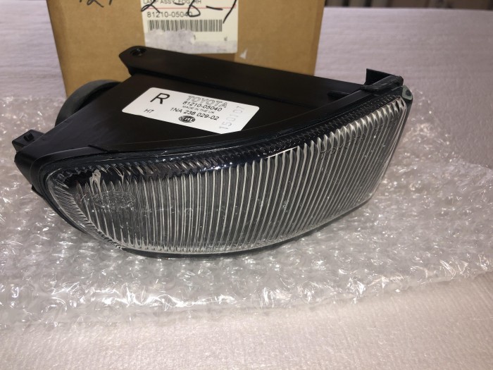 Фара противотуманная Toyota AVENSIS I 1997-2003 8121005040