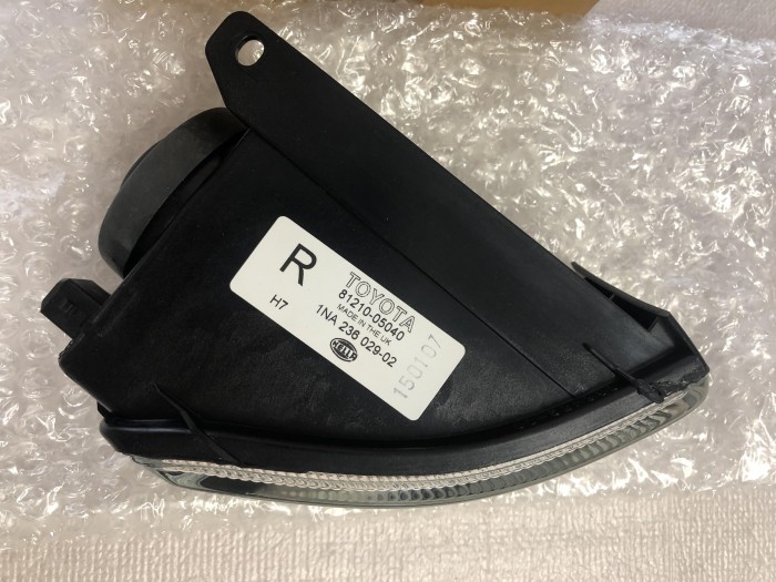 Фара противотуманная Toyota AVENSIS I 1997-2003 8121005040