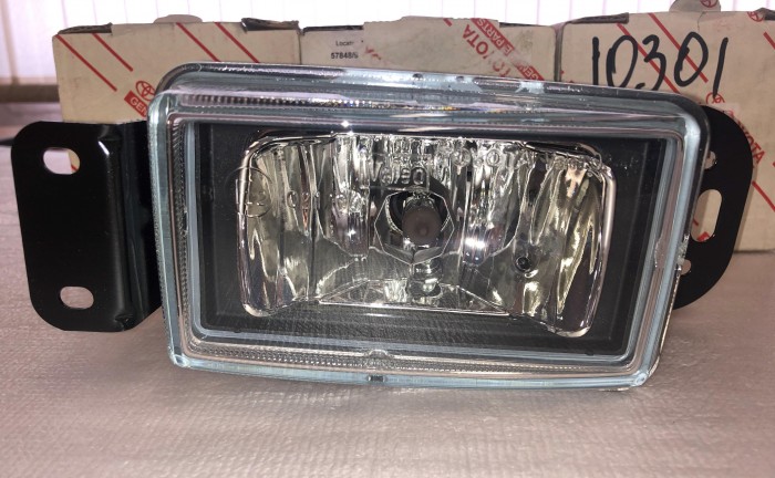 Фара противотуманная TOYOTA COROLLA 120 8122002051