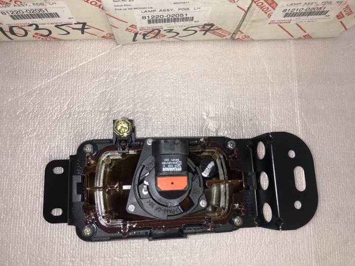 Фара противотуманная TOYOTA COROLLA 120 8122002051