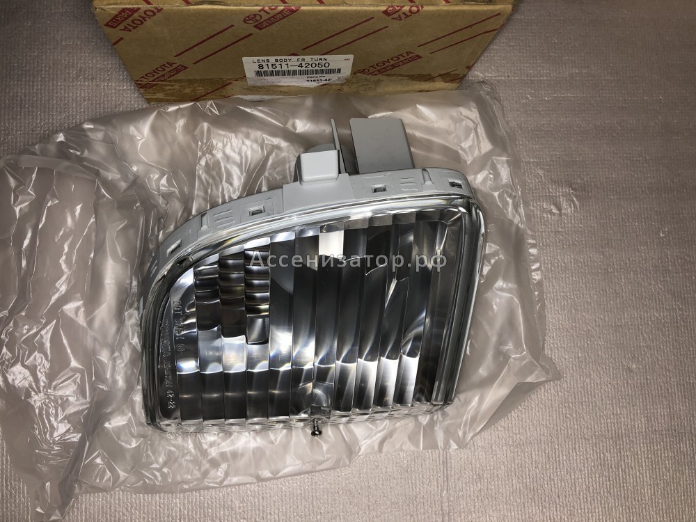 Указатель поворота в бампер правый Toyota 8151142050