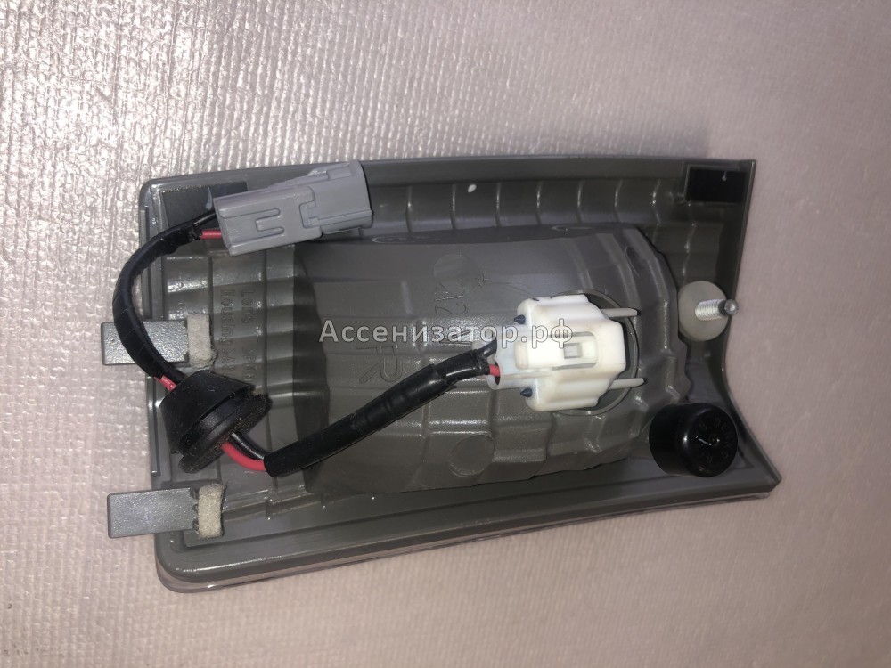 Фонарь задний правый LEXUS LX470 8167060080