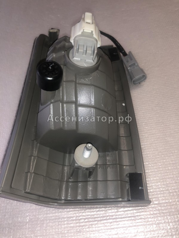 Фонарь задний правый LEXUS LX470 8167060080