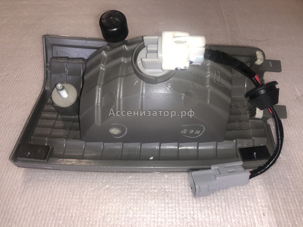 Фонарь задний правый LEXUS LX470 8167060080