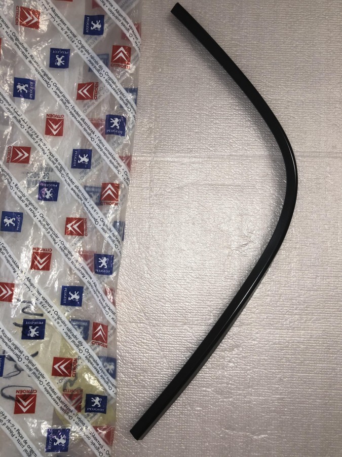 Уплотнитель двери PEUGEOT 206 8504S8