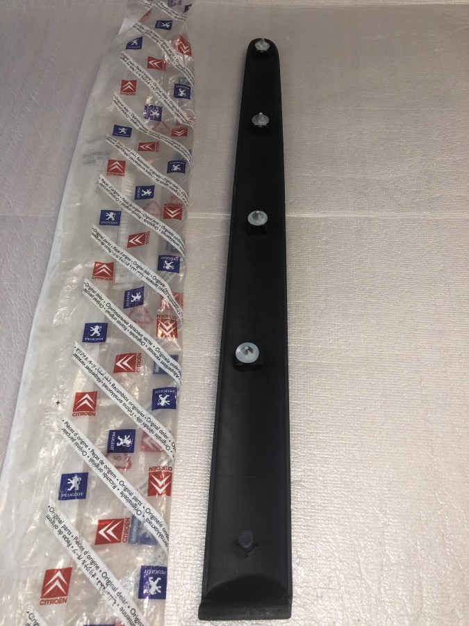 Молдинг задней левой двери PEUGEOT 206 1998-2012 8546K9