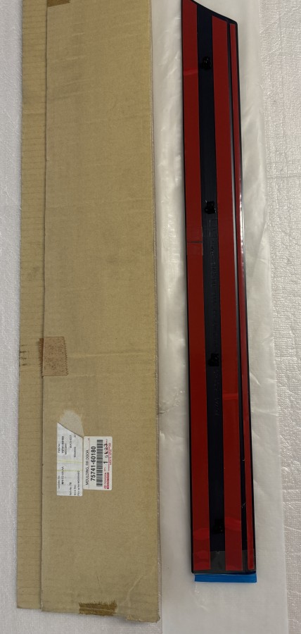 Молдинг двери задней правой Toyota Land Cruiser FZJ100 7574160180