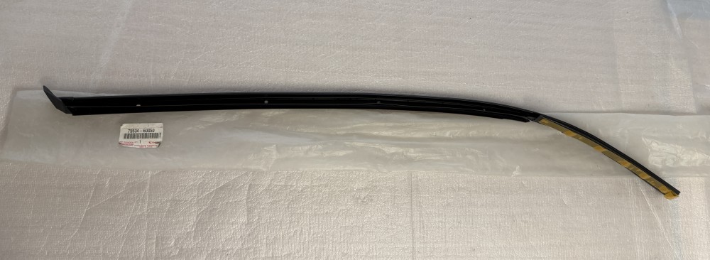 Молдинг ветрового стекла toyota LC 100 7553460050